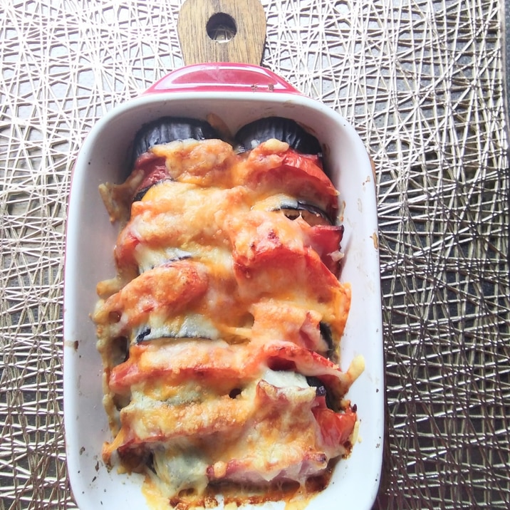 なす ナスとトマトとベーコンのチーズ焼き